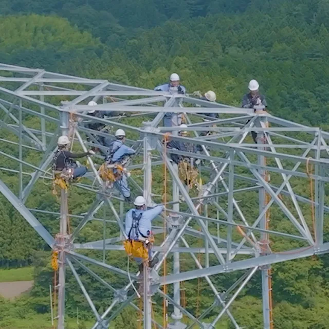 鉄塔で作業を行う様子